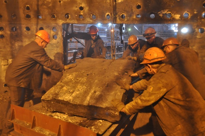 ОАО Тулачермет: 27 августа все демонтажные работы на третьей печи были в основном завершены, и участники ремонта приступили к монтажу оборудования и проведению восстановительных работ.